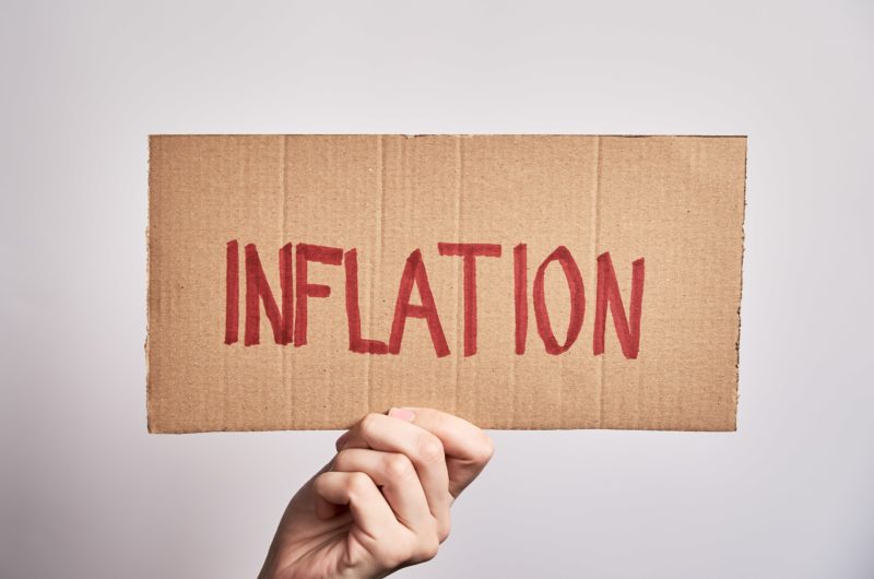 Rechteckiges Stück Pappe, auf welchem in rot geschrieben Inflation draufsteht